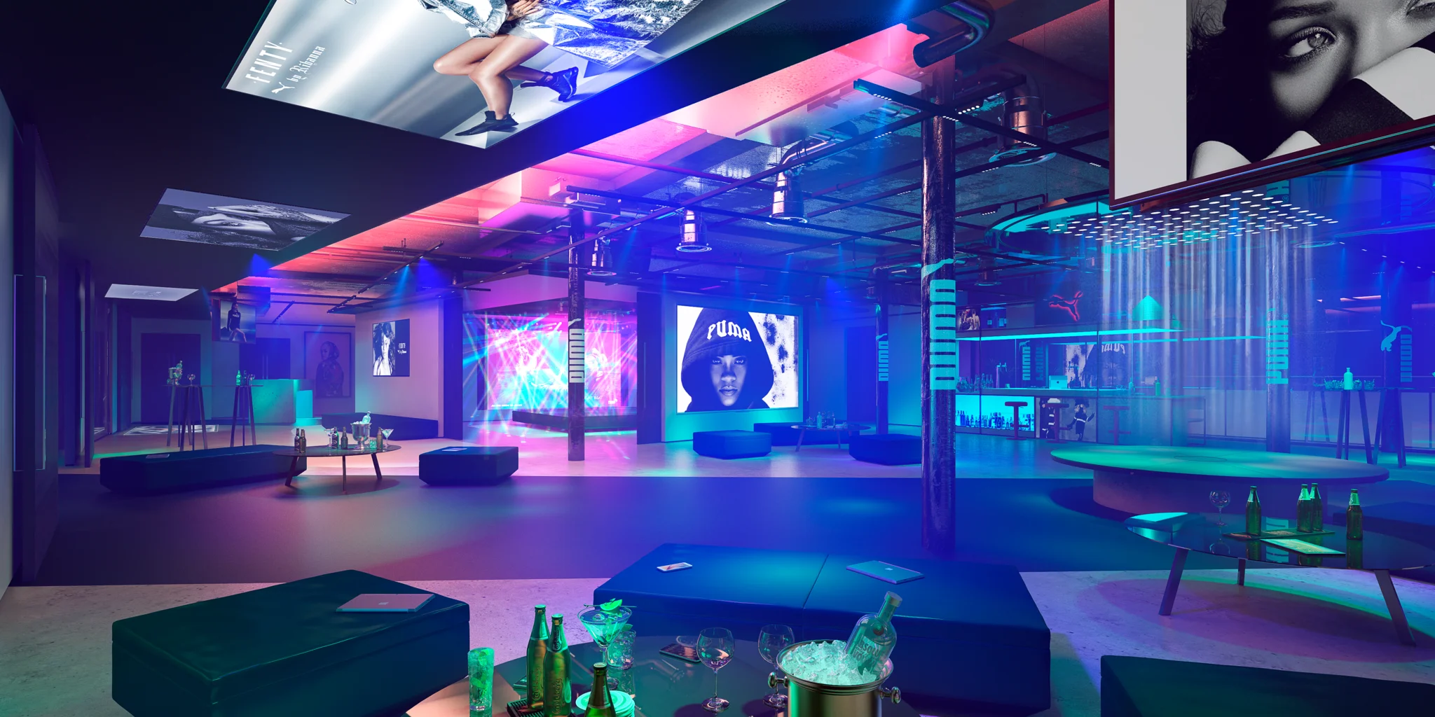 体育用品直销店的酒吧区灯光昏暗，色彩斑斓，桌子上摆着香槟酒