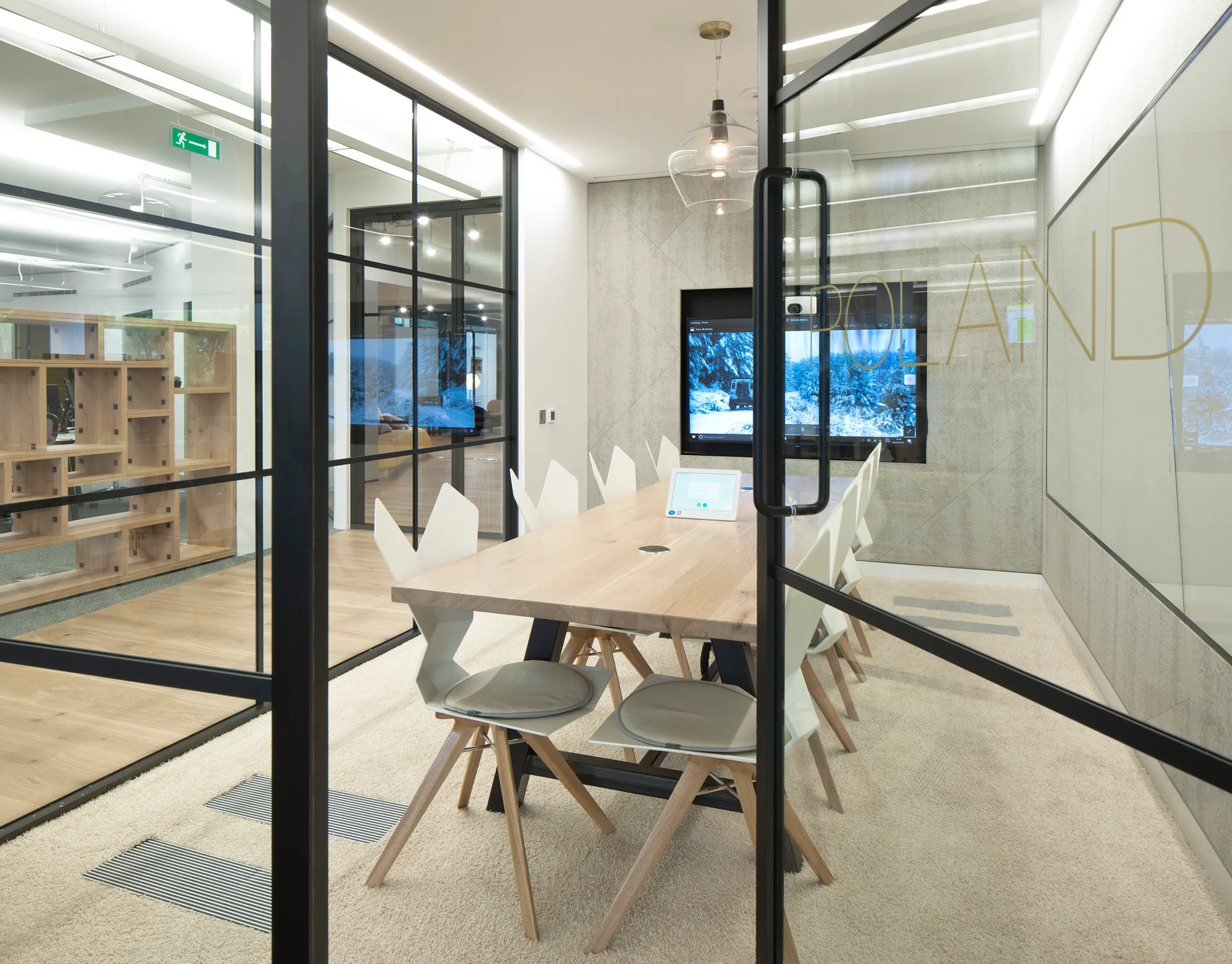 斯堪的纳维亚风格的会议室，配有浅色木桌和白色结构椅