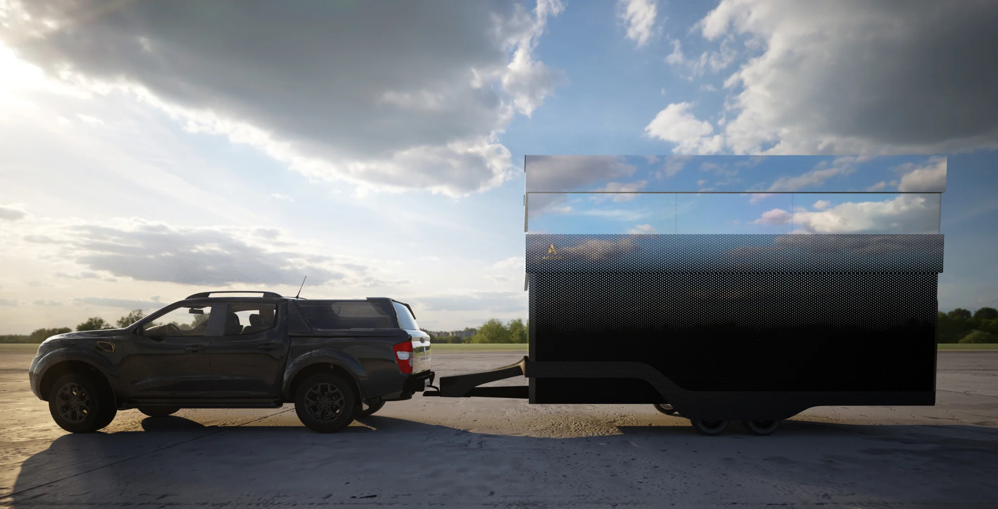 侧面看一辆四轮驱动车和被拖在后面的阁楼